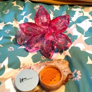 It cosmetics ! Contour Powder !